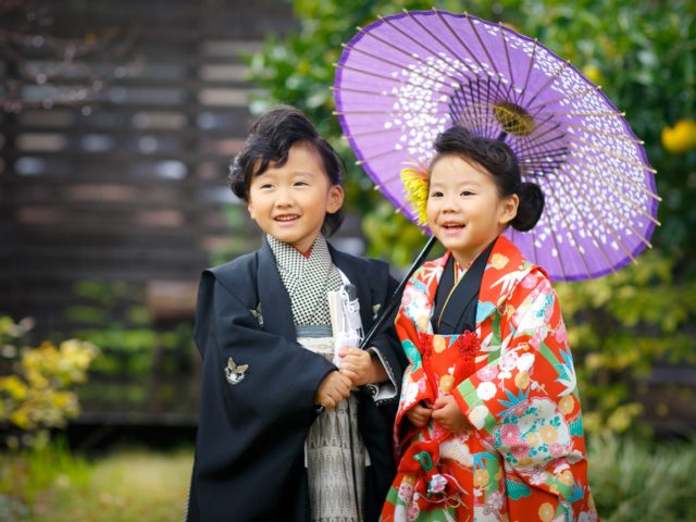 七五三「兄弟で外で」