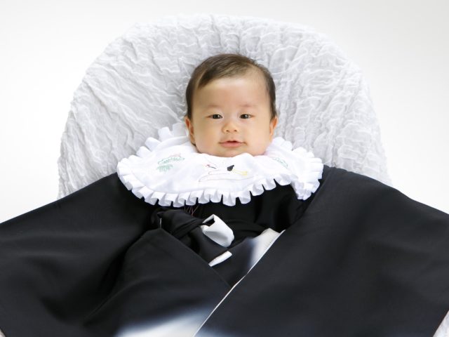 お宮参り「男の子産着で」